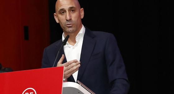 Éhségsztrájkba kezdett a focistanőt megcsókoló sportvezető anyja