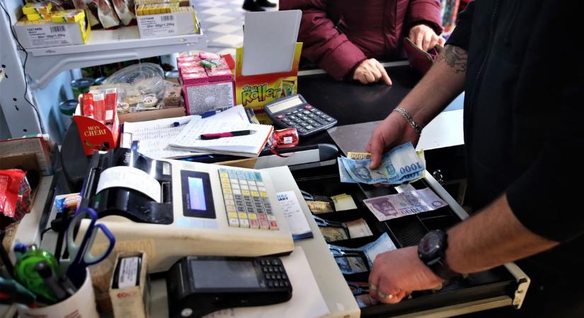 „Pénzt szeretnék felvenni” – értetlenül néztek rám egy álmosdi kisboltban