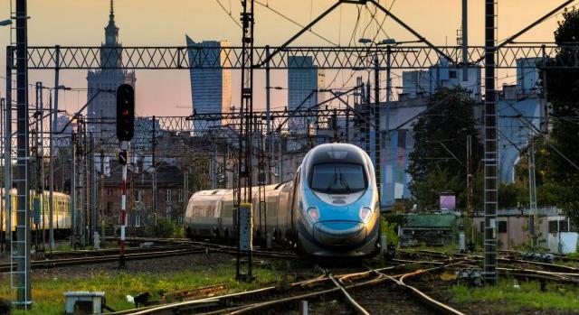 Meghekkelték a lengyel vasutat, vészfékeztek a a vonatok, az orosz himnusz és Putyin beszéde szólt a járműveken