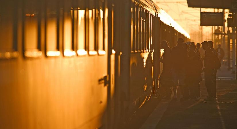 Ez meg mi volt? Meghekkelték a vonatokat, orosz himnusz és Putyin beszéde zúgott az utasoknak