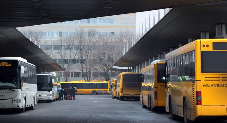 Jelentősen drágulhat a buszok fuvardíja, ha a kormány bevezeti ezt az újítást