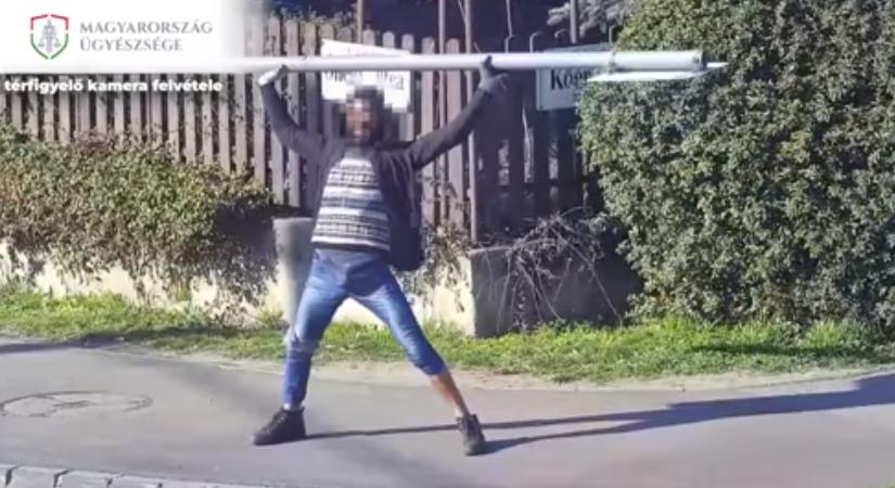 Videón a helyéből kitépett közlekedési táblával járművekre támadó Don Quijote