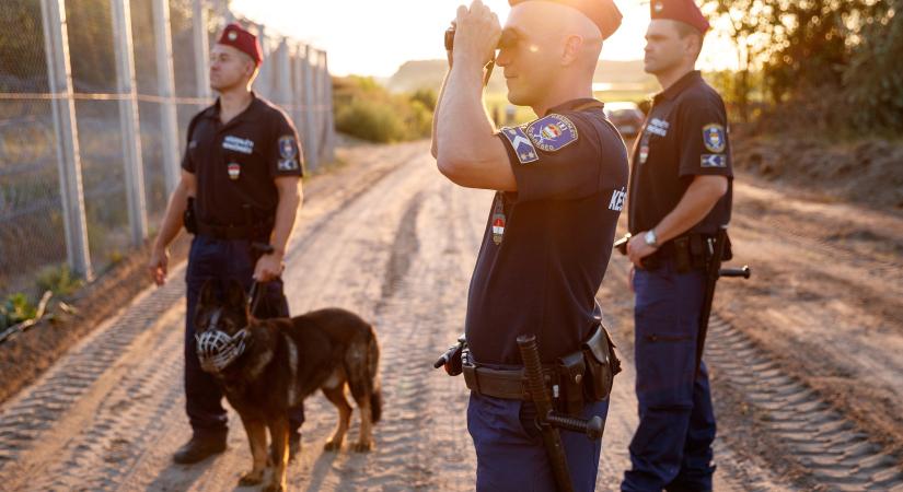 Csúzlival és fémgolyókkal lövik a határvadászokat az illegális bevándorlók