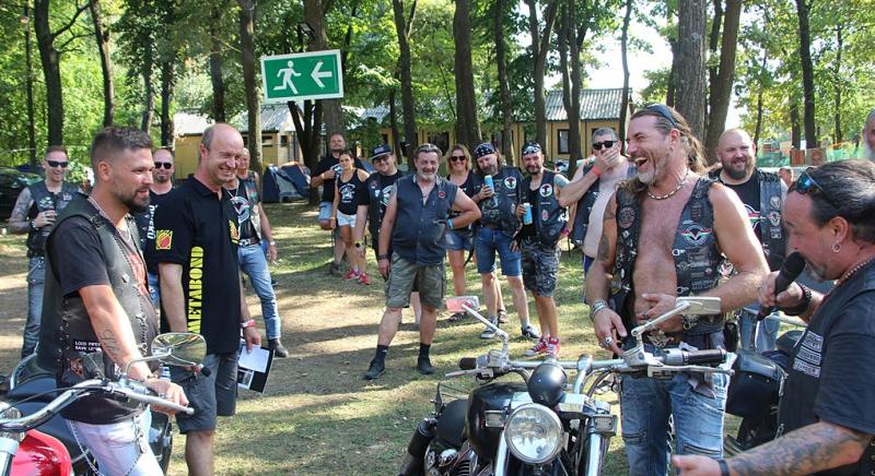 Dübörögtek a motorok és az elefántok – „Majrévas” és „kézi testápoló” a foktői kalózok bulijának motoros seregszemléjén