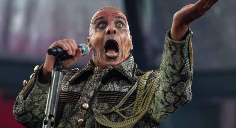Váratlan fejlemény történt a Rammstein énekesének ügyében, akit szexuális zaklatással vádoltak