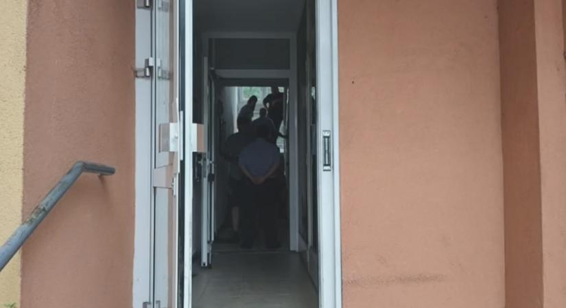 Mozgássérült gyermekkel együtt lakoltatott ki egy családot Csepelen a végrehajtó - videó