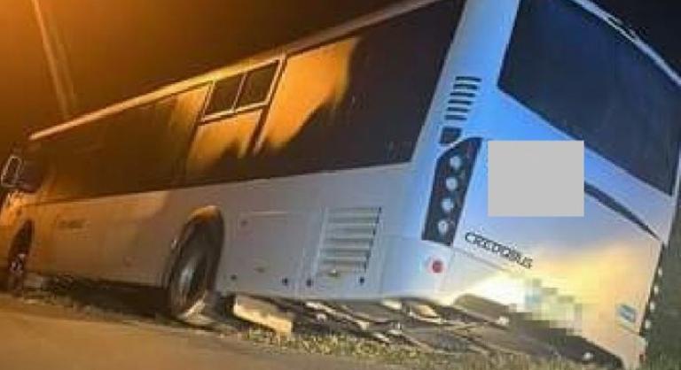 Egy ittas férfi ellopott egy buszt, majd árokba hajtott vele
