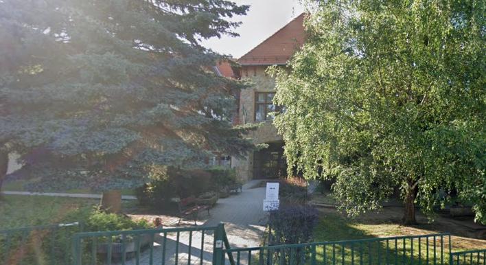 Pannonhalmáig utazott a hidegkúti iskola miatt a kerületi kutyapártos képviselő