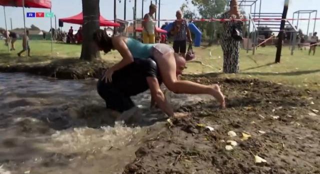 Videón a tápióbicskei feleségcipelő bajnokság eszméletlen hajrája