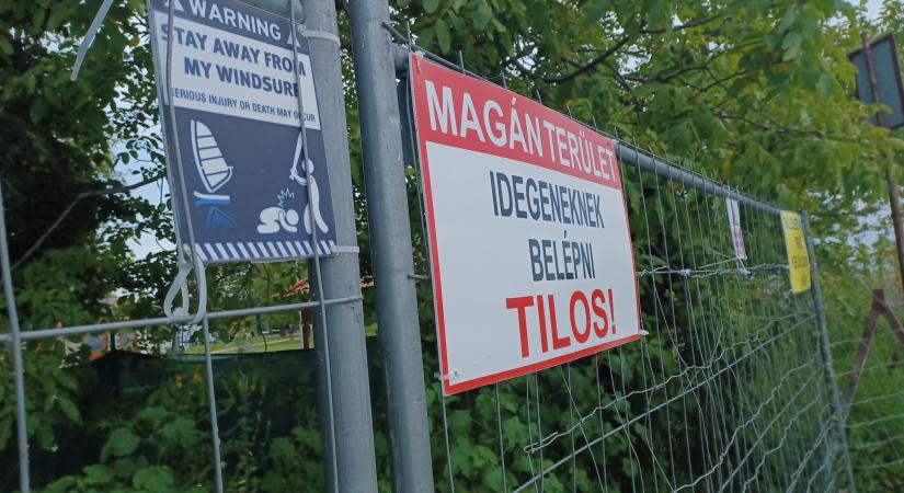 „A kemping nyitott kapuval és recepcióval fogadja vendégeit, itt lakattal” – telekadót se fizet a naturista kemping ingatlanfejlesztője