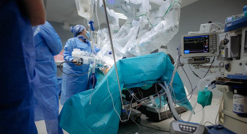 Speciális robotsebészeti műtőasztalon operálnak a pécsi klinikán