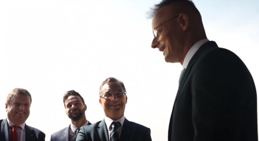 Így nevettek Szijjártó vicces sztoriján Papp Lászlóék – vasútfejlesztést adtak át Debrecenben