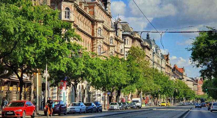 Vészhelyzet a belvárosban! Lezuhant egy gipszstukkó az egyik Teréz körúti társasház homlokzatáról