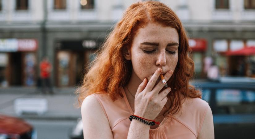 Szigorú szabályozás érik: 22 éves kor alatt betiltanák a dohányzást