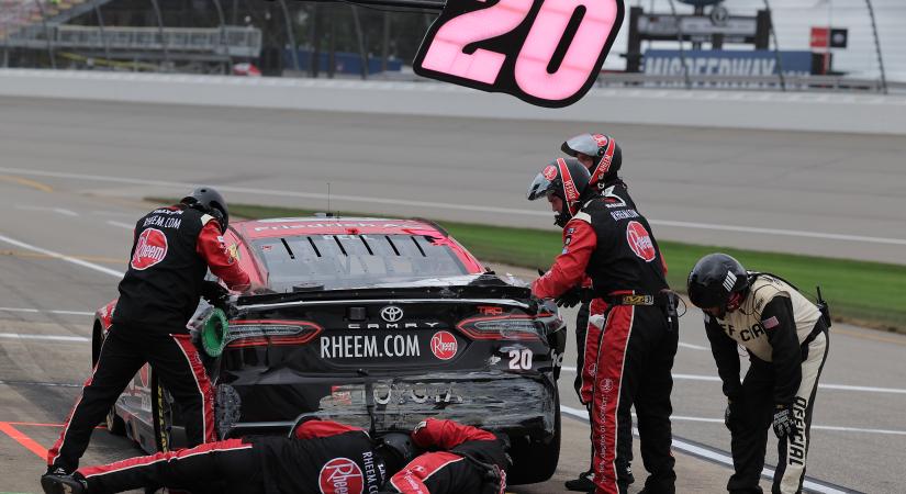 NASCAR: Komplett pitcsapatot cserél a rájátszásban Bell és Gibbs