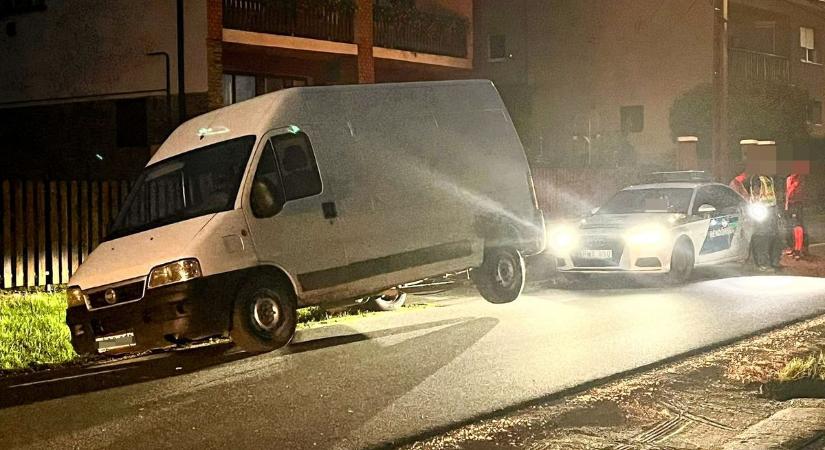 Árokba hajtott egy autó, elfutott a sofőr Bucsuban - helyszíni fotók