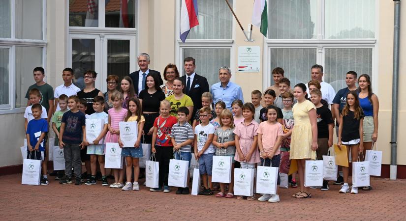Szilágyi Péter tanszercsomagot adott át a horvátországi magyar elsősöknek