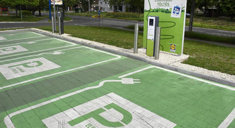 Jövő héttől már a Lidl töltői is fizetősek