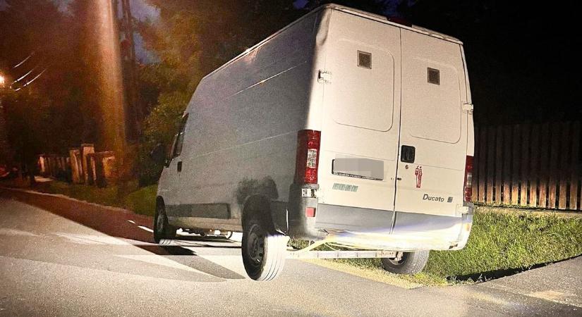 Embercsempész furgonja hajtott árokba Bucsuban, elfutott a sofőr