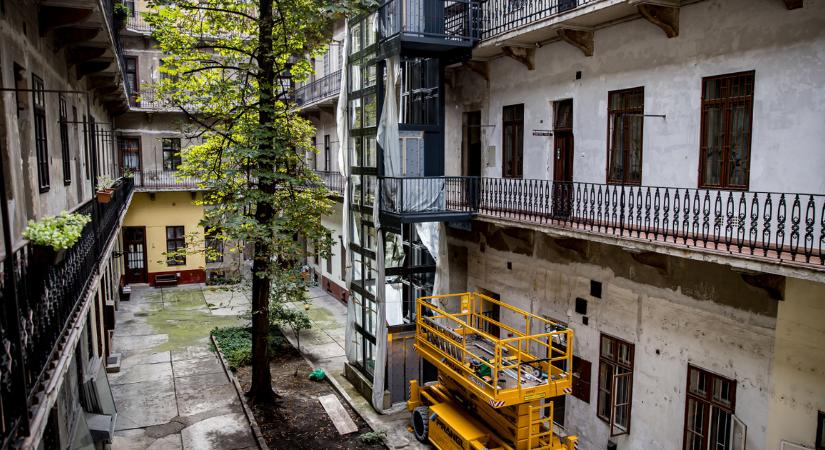 Lift, amelybe a lakók helyett a Fidesz szállt bele