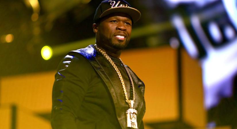 TMZ: 50 Cent a közönségbe hajította a mikrofonját, homlokon talált vele egy nőt