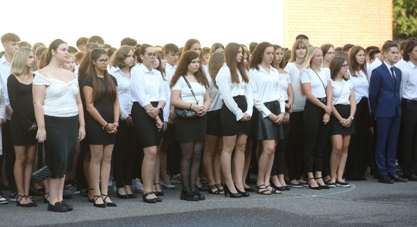 Hivatalosan is megnyílt a tanév - Az egyházi fenntartású iskolákban szentmisével kötötték össze az ünnepséget - fotók