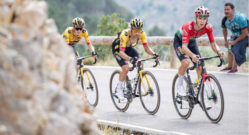 Vuelta a Espana hírek: Valter Attila és a Jumbo is óriásit ment, a Spanyol Kör történetének legfiatalabb éllovasa lett Lenny Martinez