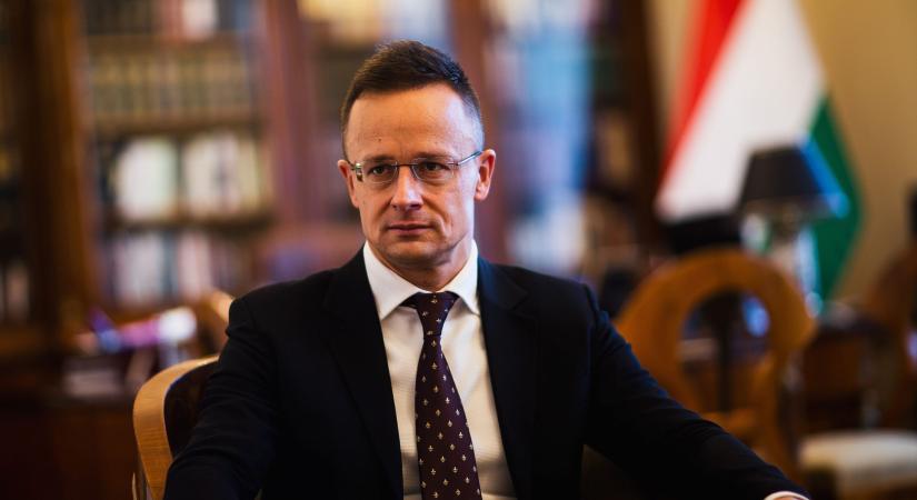 Szijjártó: a kormány továbbra sem enged a nyomásnak a fegyverszállítások finanszírozásának ügyében