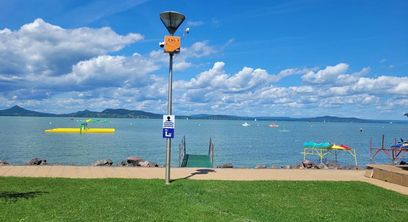 Balaton: feleannyi strandoló júniusban, tizedével kevesebb szállásfoglalás és a 2022-es adatokkal válaszoló MTÜ