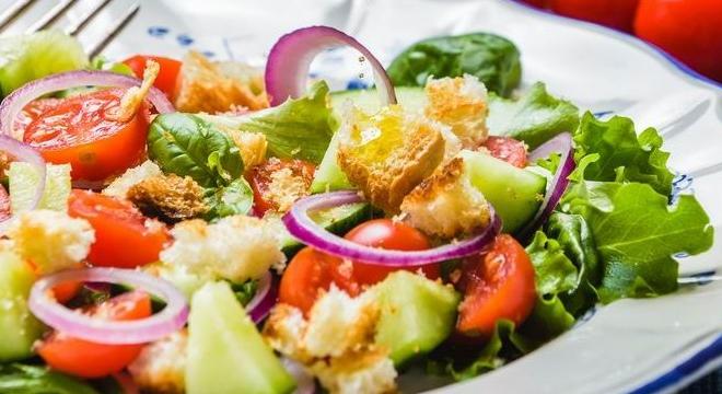 Panzanella – nyári kenyérsaláta Toszkánából