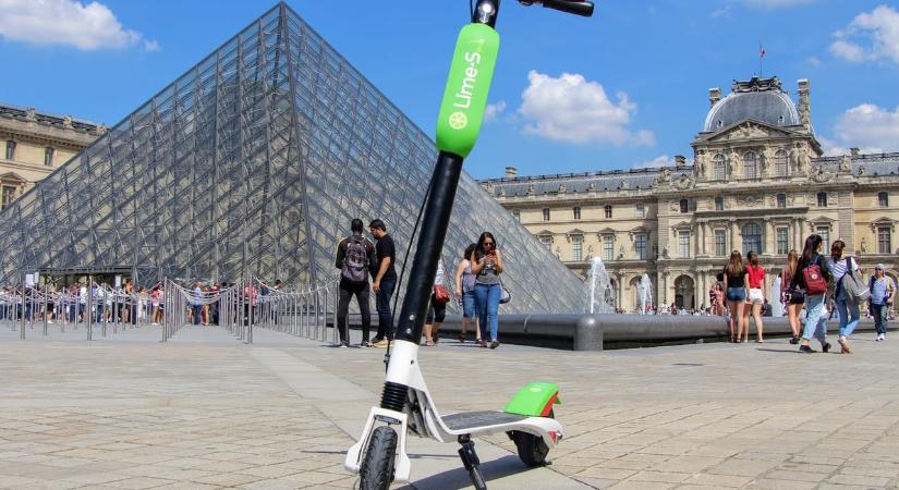 Párizsban leáldozóban a bérelhető elektromos rollerek kora
