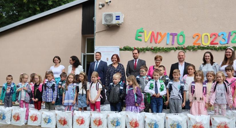 Babacsomagok átadása Magyarkanizsán, kultúrház- és bölcsődeavatás Noszán