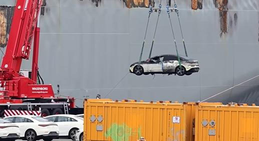 Kirakodás után is kigyulladt egy elektromos autó a szerencsétlenül járt Fremantle Highway hajónál – videó