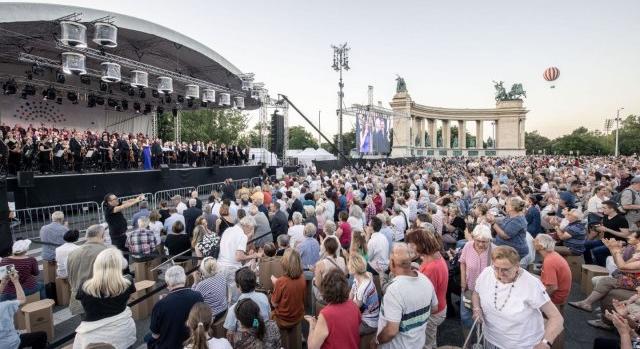 Ingyenes koncertet ad a Hősök terén a Budapesti Fesztiválzenekar