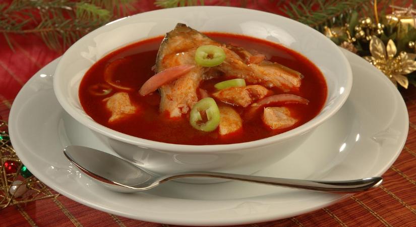 Ezért érdemes begyújtani a bogrács alá: halászlé recept