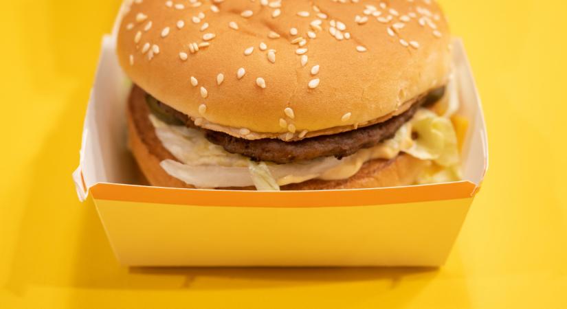 Ettől sokan falra másznak: fű alatt megváltozott a magyarok kedvenc mekis hamburgerének receptje