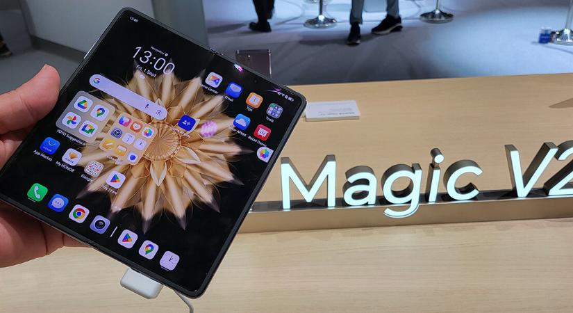 IFA 2023: Európába érkezett a legvékonyabb hajlítható telefon