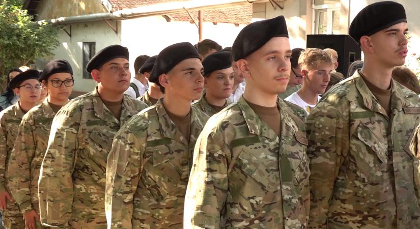 A karcagi gimnázium mai tanévnyitóján a másodéves kadétok már egyenruhában vehettek részt