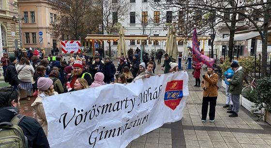 A Vörösmarty Mihály Gimnázium azzal kezdte a tanévet, hogy saját szellemi köztársaságot kiáltott ki
