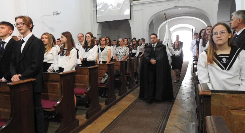 Harminc évvel ezelőtt indult újra halason a református gimnáziumi oktatás – galériával