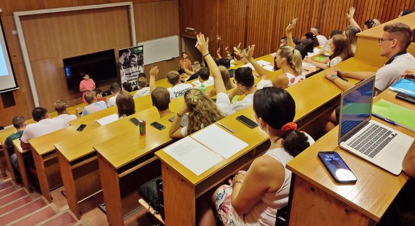 Megjöttek a gólyák: beiratkoztak a gyöngyösi campus elsőéves nappalis hallgatói
