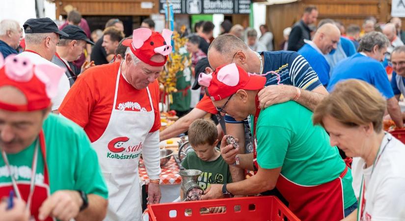 Ezernél is több csapat gyúrhatja és töltheti a kolbászt a csabai fesztiválon