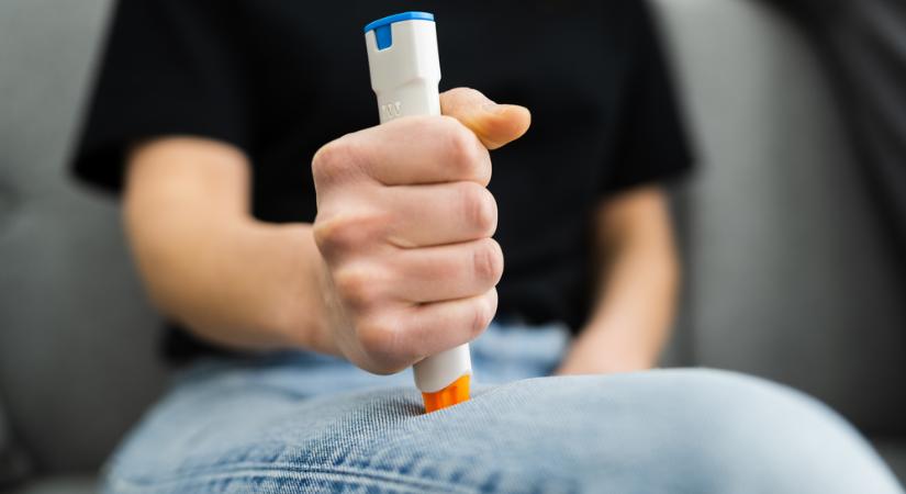 Mi történik, ha egy pehelysúlyú kisiskolás 150 mg helyett 300 mg epinefrint kap?
