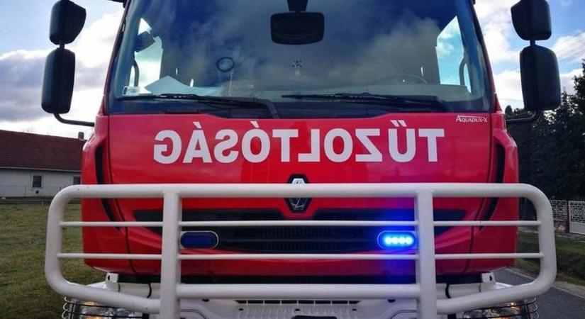 Árokba hajtott kamionhoz riasztották a tűzoltókat az M1-es autópályán, Ács térségében