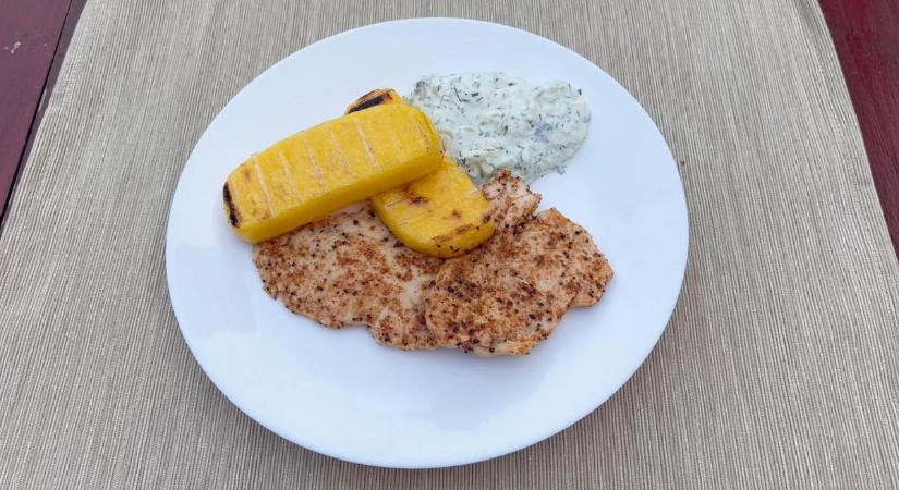 Kollégánk nem csak kezdő grillezőknek ajánlja ezt a finom grillezett csirkemellet polentával