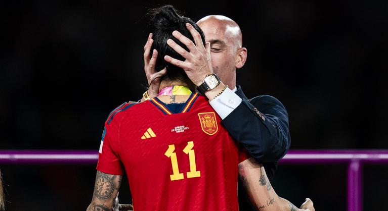 A spanyol csókügy legújabb fejleményei az elnököt egyszerre erősítik és gyengítik