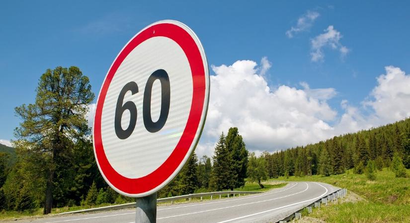 Kellett a disznóvágáshoz, ellopta a 60-as KRESZ táblát két debreceni férfi