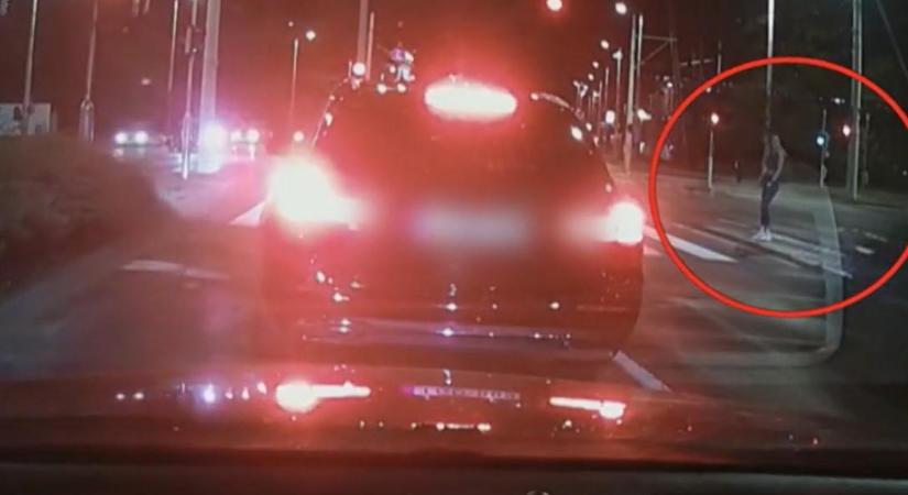 Millimétereken múlt a tragédia: lassítás nélkül hajtott át a gyalogos előtt a felelőtlen sofőr – videón a sokkoló eset