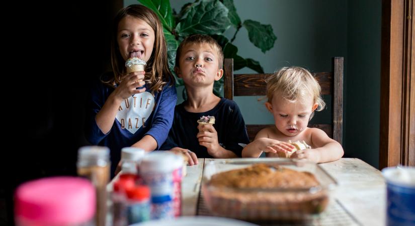 „Tízéves koromban lényegében kirúgtak a házból” – súlyos következményei lehetnek, ha a szülők “kedvenc gyermeket” választanak maguknak