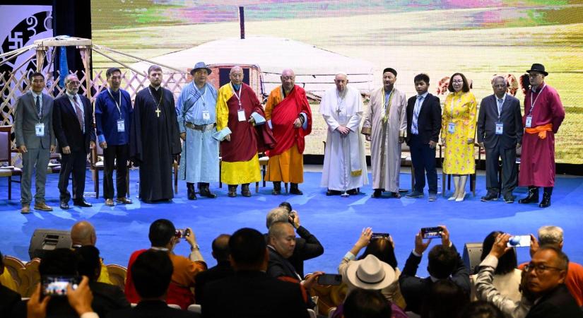 Sámánokkal és buddhista szerzetesekkel is találkozott a pápa